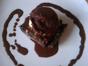 Brownie con chocolate y helado de vainilla